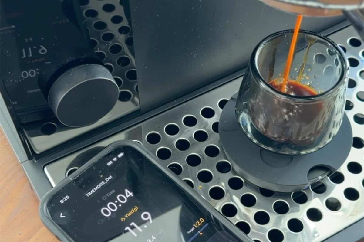 Timemore Black Mirror Dot coffee scale in espresso mode